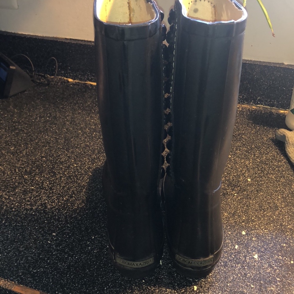 BCBGMAXAZRIA Black Studded Grommet Rainboots - Picture 5 of 13